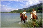 Randonnée à cheval au bord du lac de Bonlieu  - © Comité Départemental du Tourisme